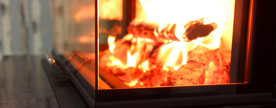 Nettoyer une vitre d'insert de cheminée : méthodes et conseils