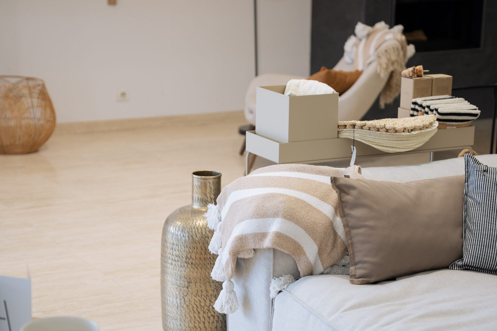 Canapé et plaids devant un poêle, showroom Sparte à Toulouse