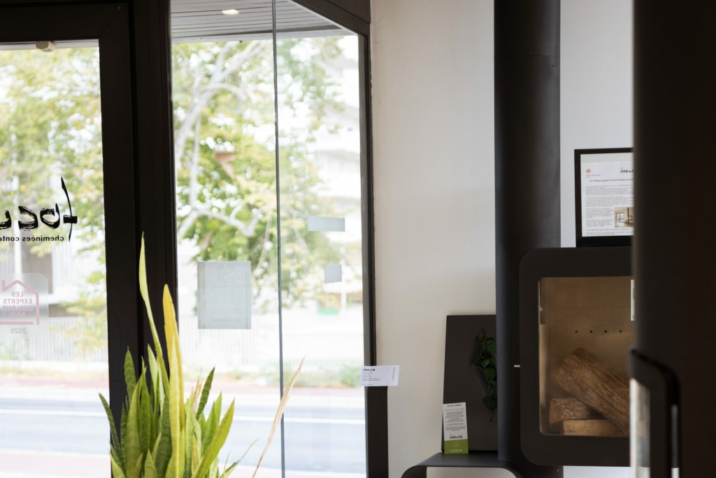 Conduit noir toute hauteur dans le showroom Sparte à Toulouse