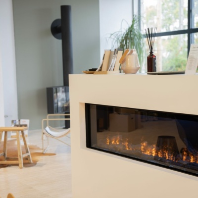 Espace conseil avec table de travail dans le showroom Sparte à Toulouse