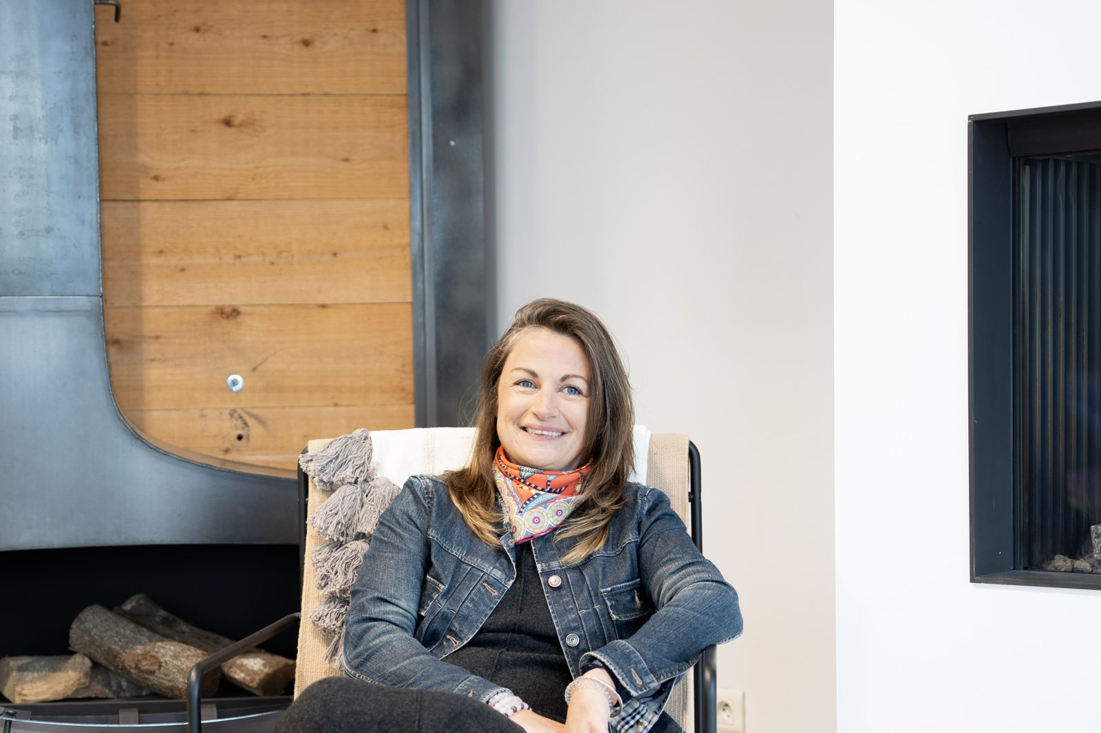 Fauteuil installé devant un foyer au showroom Sparte à Toulouse