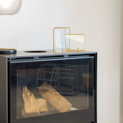 Foyer à bois vitré posé sur socle dans le showroom Sparte à Toulouse