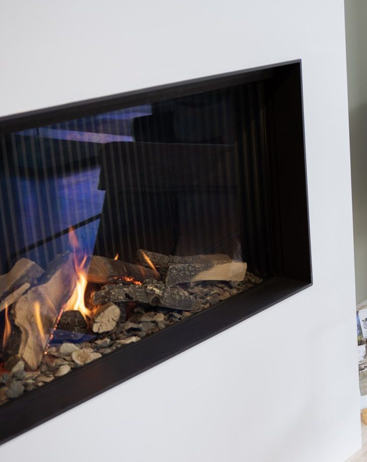Foyer gaz linéaire allumé dans le showroom Sparte à Toulouse