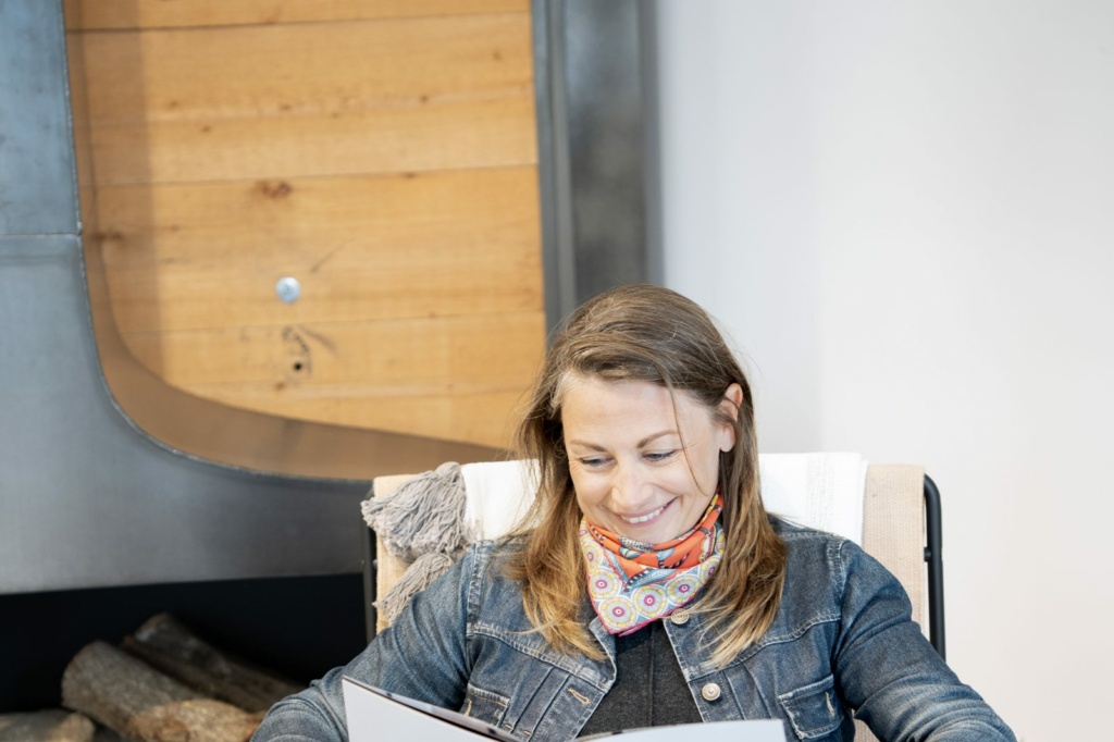 Lecture d'un dossier technique devant un foyer, showroom Sparte à Toulouse
