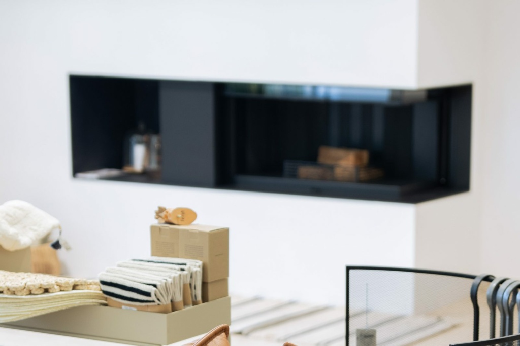 Foyer noir encastré dans une niche murale du showroom Sparte à Toulouse