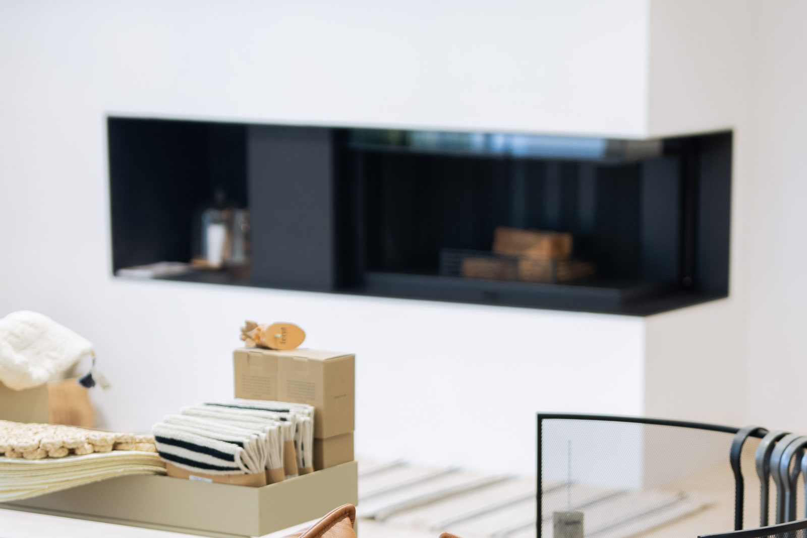 Foyer noir encastré dans une niche murale du showroom Sparte à Toulouse