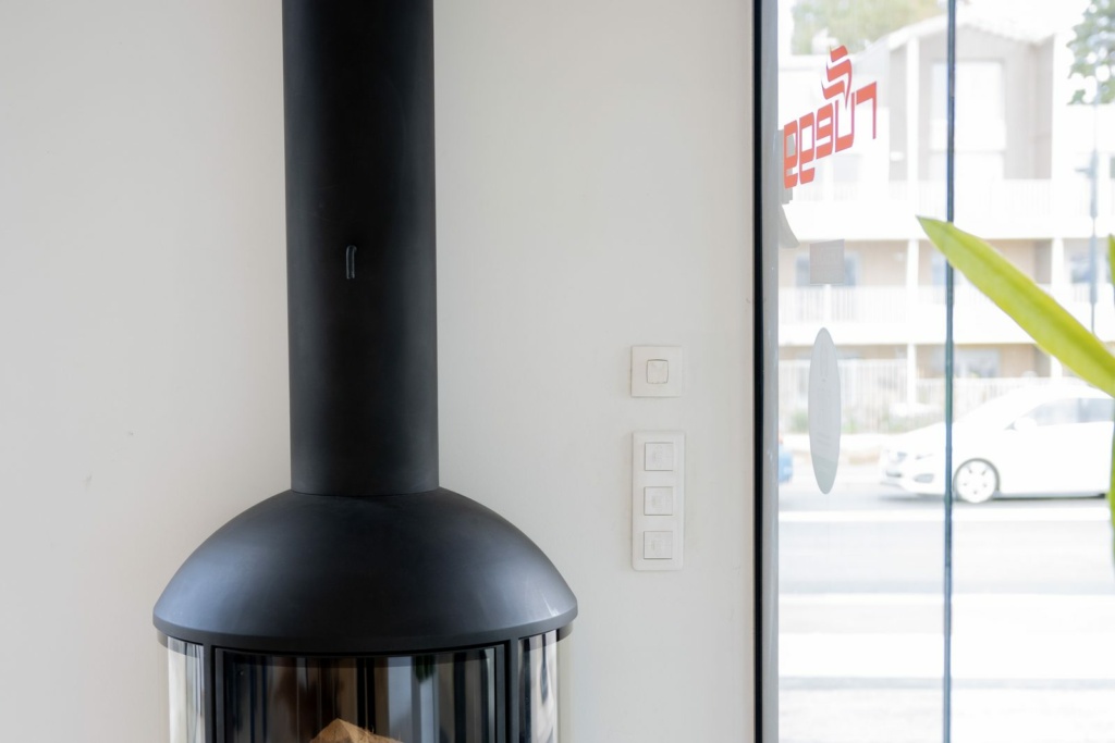 Poêle suspendu dans un petit volume du showroom Sparte à Toulouse