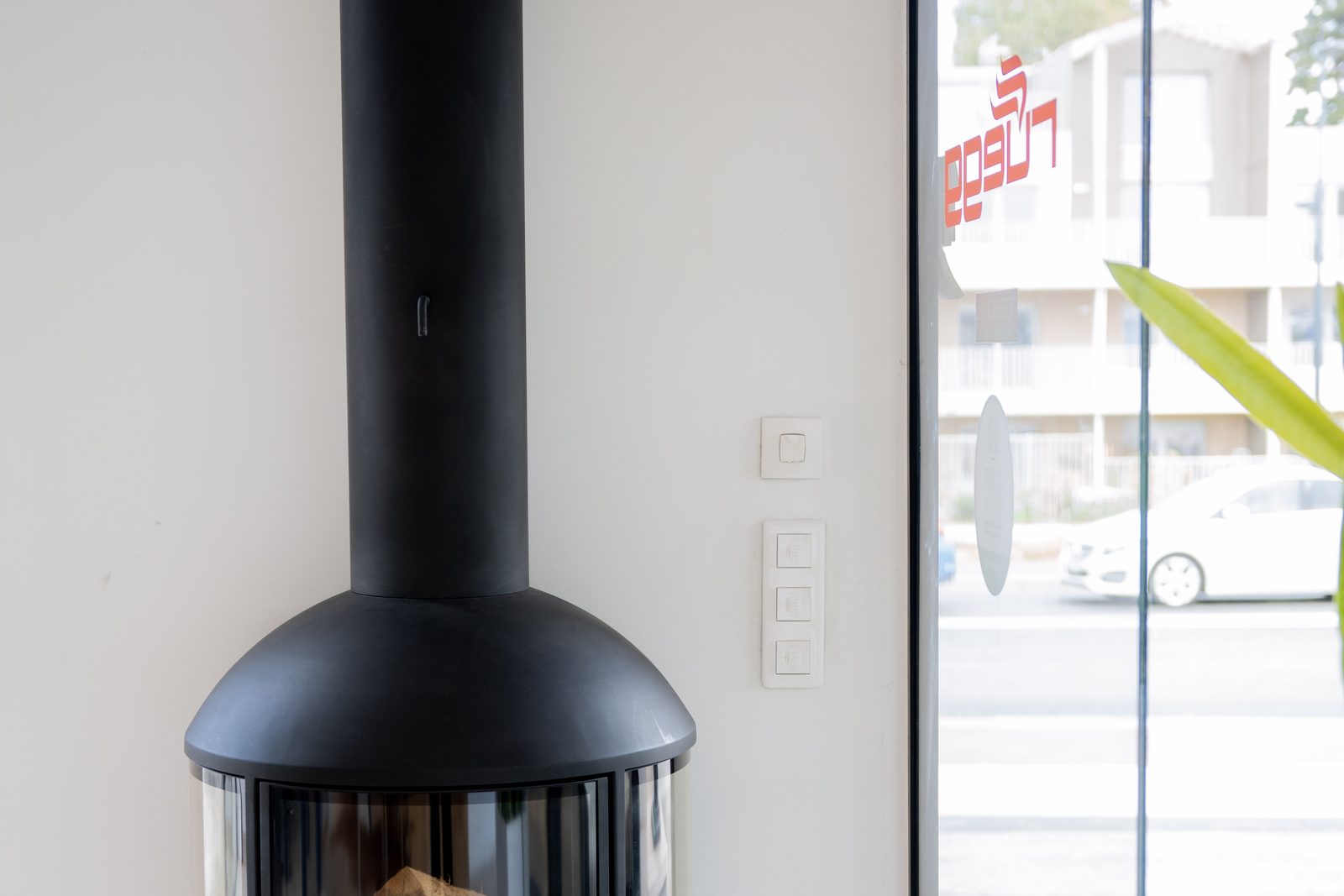 Poêle suspendu dans un petit volume du showroom Sparte à Toulouse