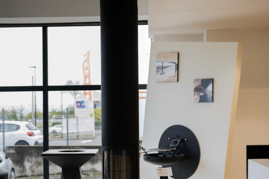 Poêle noir devant la baie vitrée du showroom Sparte à Toulouse