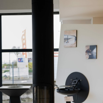 Poêle noir devant la baie vitrée du showroom Sparte à Toulouse