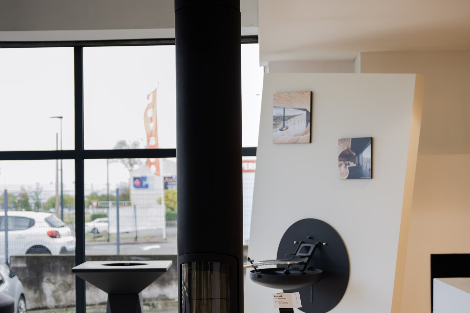 Poêle noir devant la baie vitrée du showroom Sparte à Toulouse