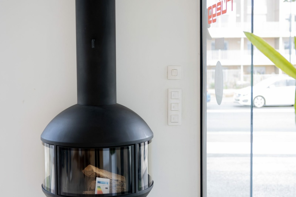Poêle suspendu dans le showroom Sparte à Toulouse, route de Revel
