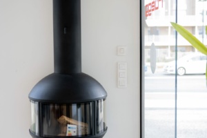 Poêle suspendu dans le showroom Sparte à Toulouse, route de Revel