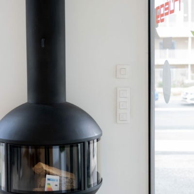 Poêle suspendu dans le showroom Sparte à Toulouse, route de Revel
