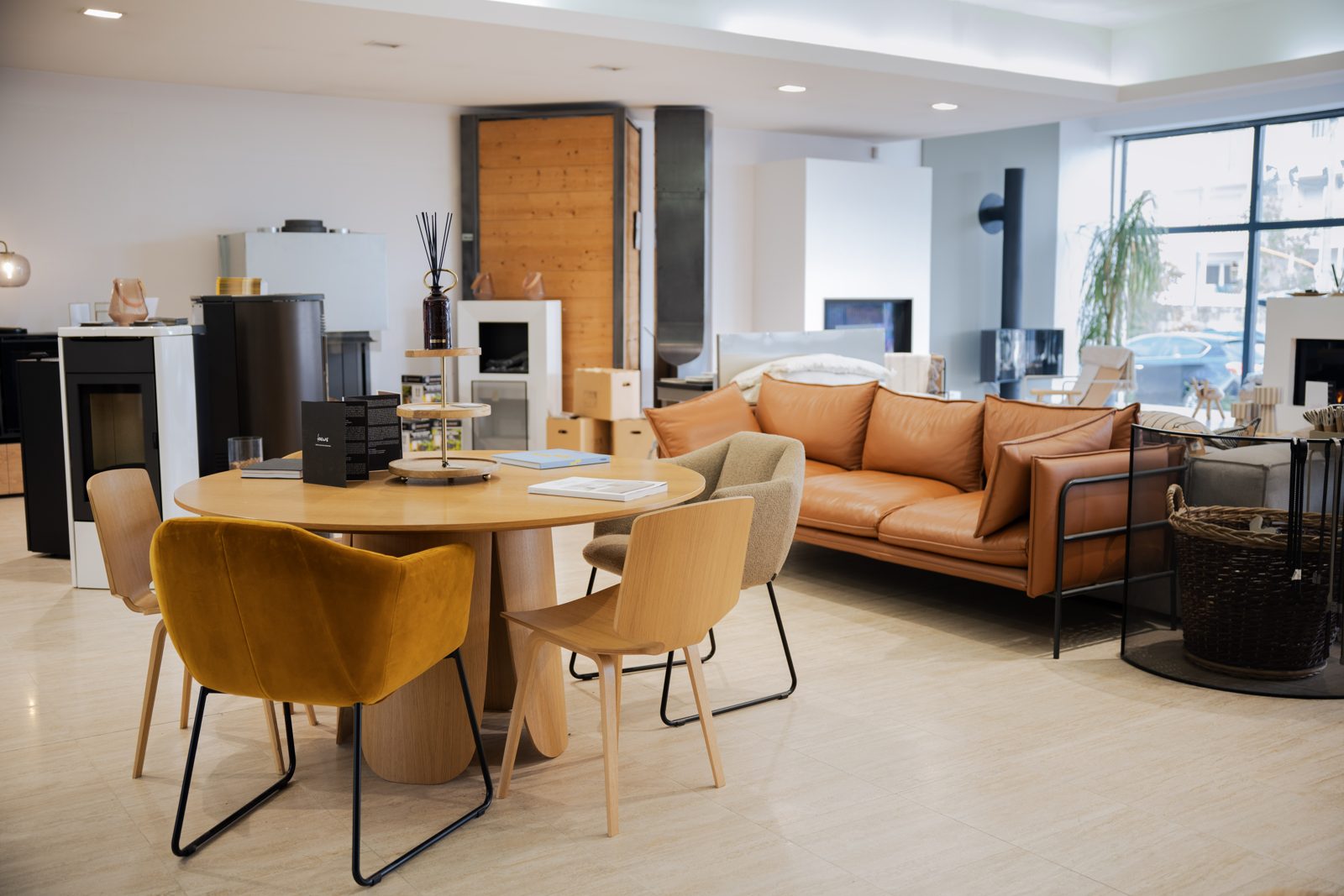 Le showroom Sparte, 266 route de Revel à Toulouse, avec ses cheminées et poêles exposés