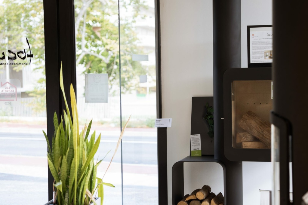 Vitrine du showroom Sparte sur la route de Revel à Toulouse, vue depuis l'intérieur