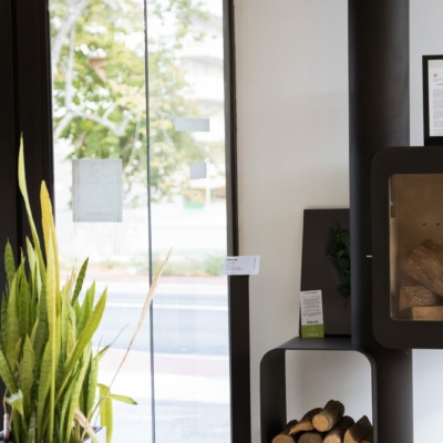 Vitrine du showroom Sparte sur la route de Revel à Toulouse, vue depuis l'intérieur