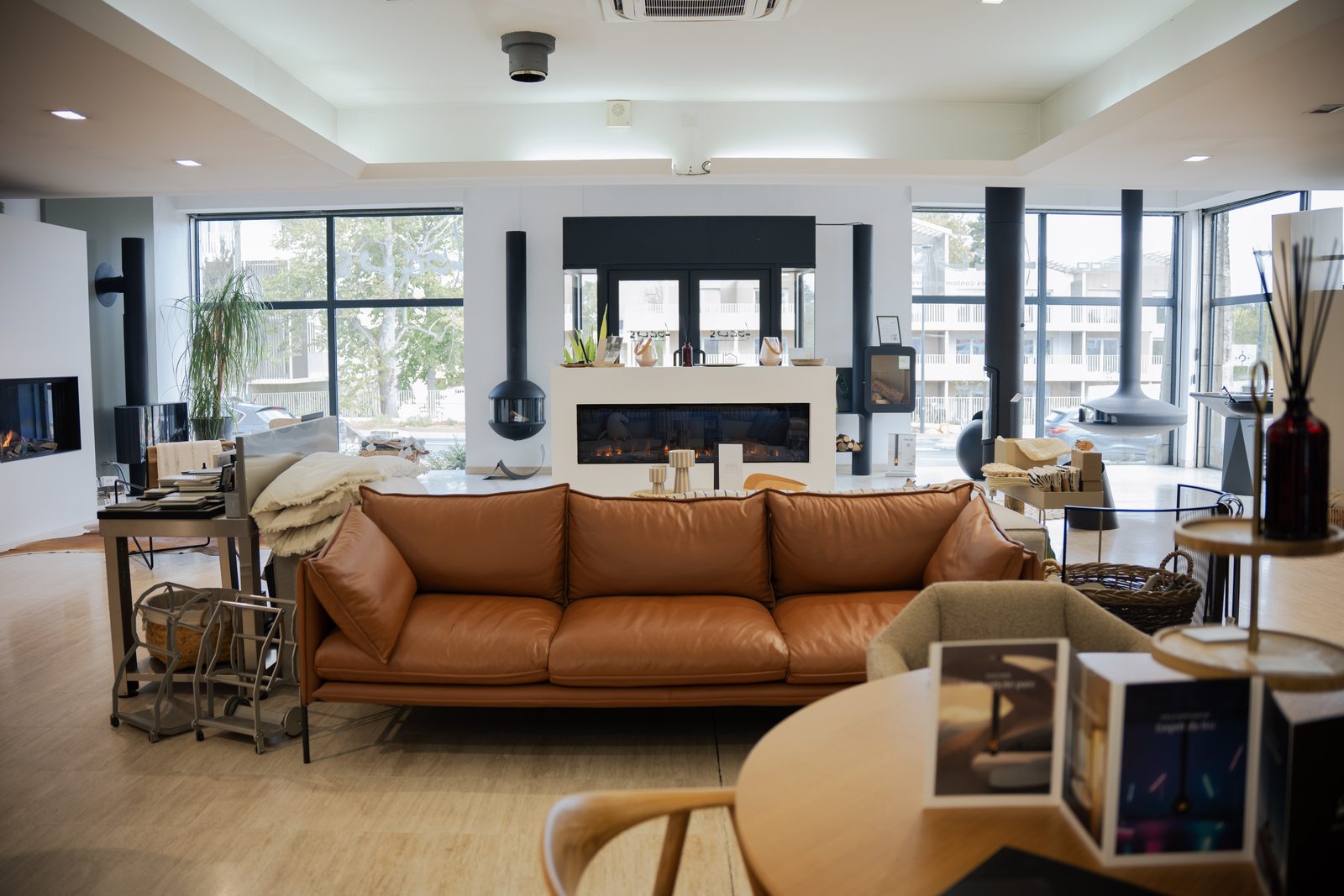 Vue d'ensemble du showroom Sparte à Toulouse, grand volume sous plafond