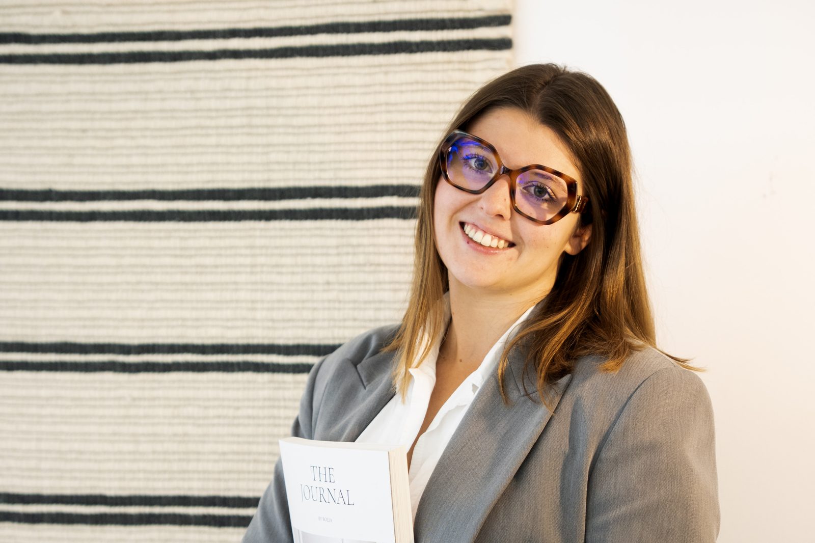 Un membre de l'équipe Sparte présente une documentation technique dans le showroom de Toulouse