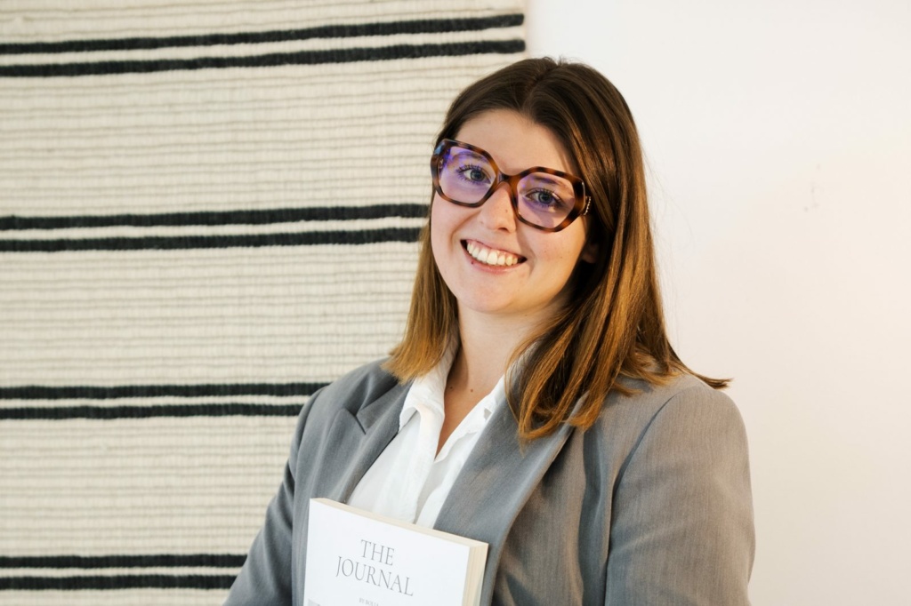 Échange de conseil dans le showroom Sparte à Toulouse, documentation technique en main