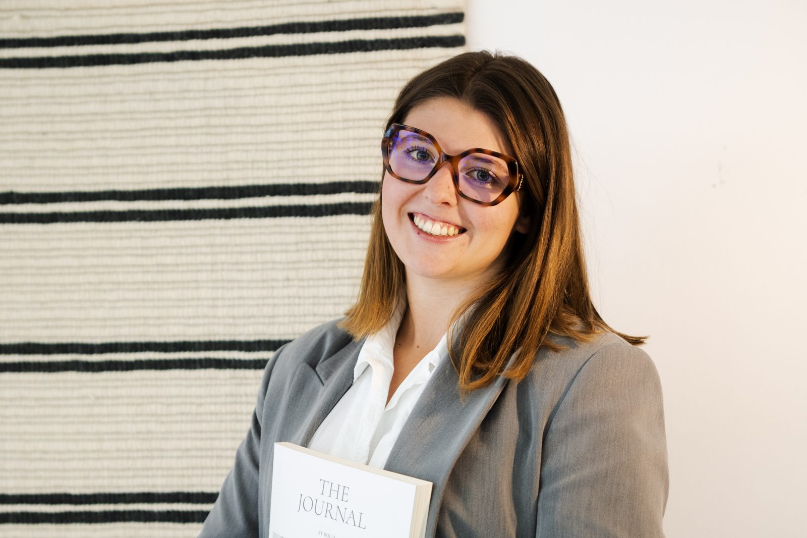 Échange de conseil dans le showroom Sparte à Toulouse, documentation technique en main