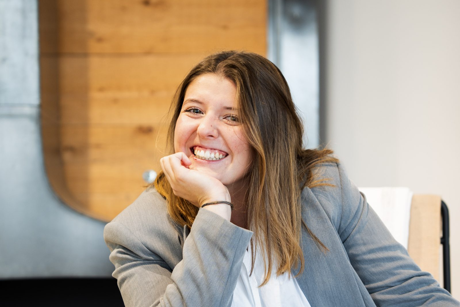 Un membre de l'équipe Sparte dans le showroom de Toulouse